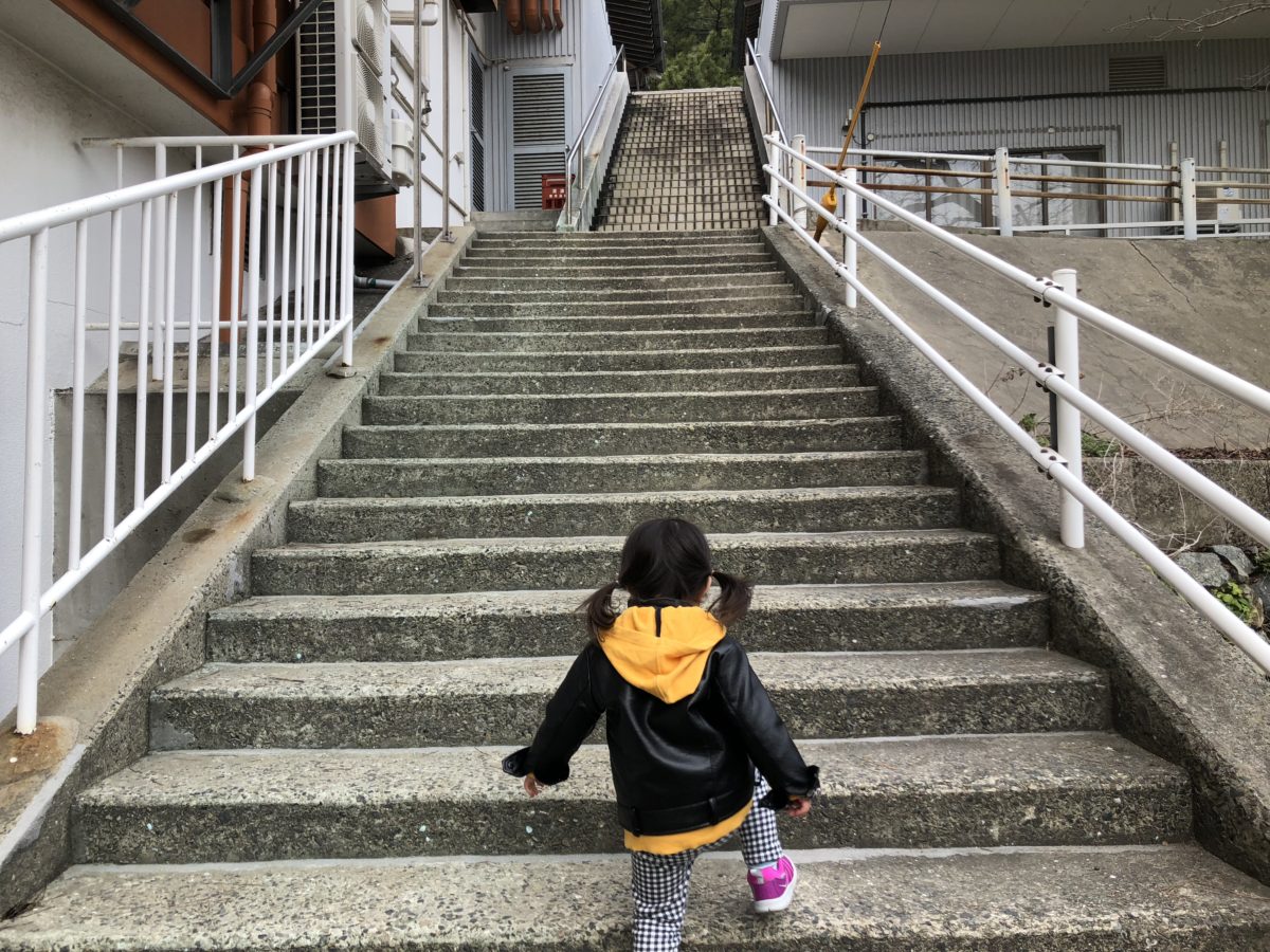 大連神社への階段