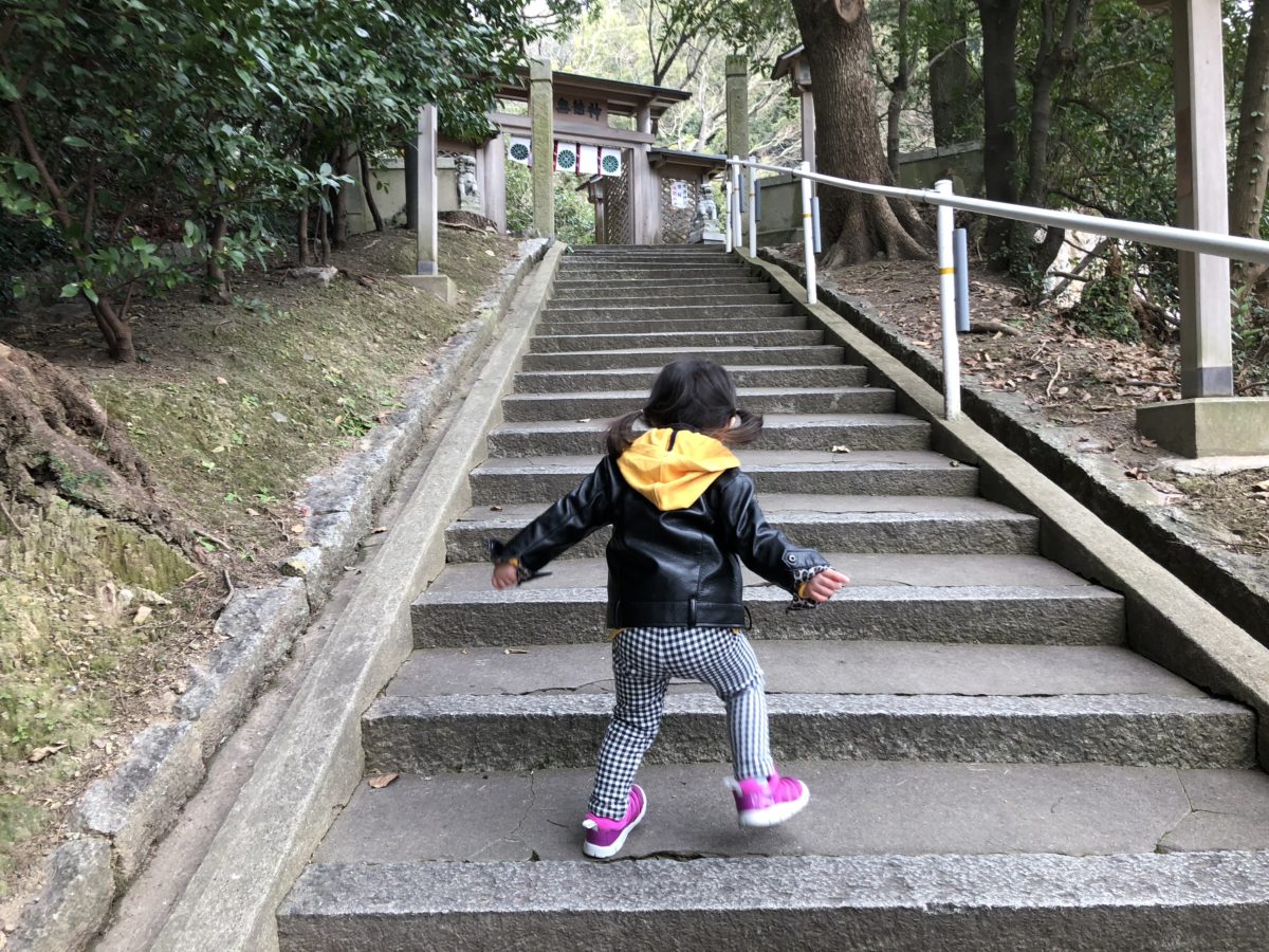 大連神社への階段