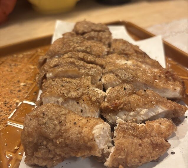 名物「唐戸唐揚げ」!サクサクしたチキンのような衣には、本場を思わせる香高いスパイスと、柔らかいお肉がベストマッチ! 一緒におすすめのスパイスも添えてくれます。