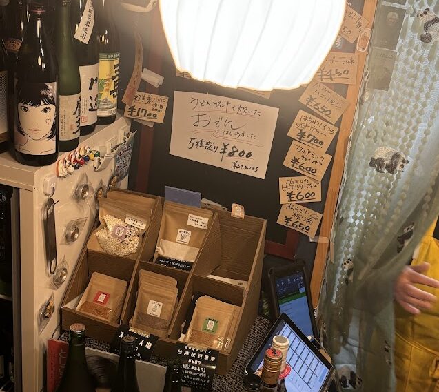 写真の左下には、店舗で実際に販売しているスパイスの素が。